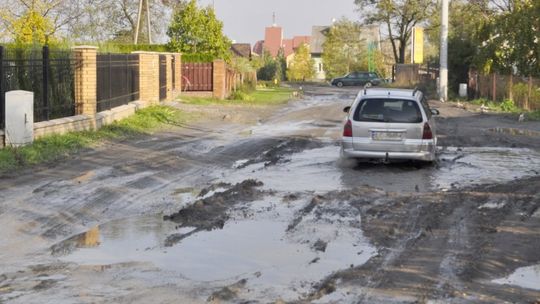 Toną w błocie. Miasto rozkłada ręce