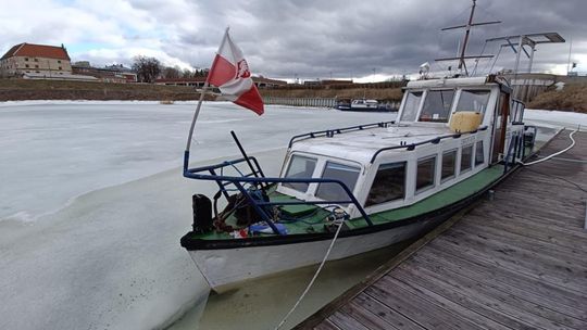 Tonie statek "Puławskiej Żeglugi". Trwa wypompowywanie wody