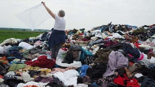 Tony używanych ubrań na polu pod Lublinem. Mieszkańcy buszują w stercie