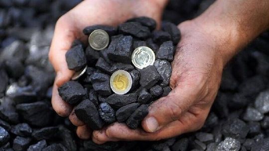 Tony węgla zalegają na placu. Miasto ma problem ze sprzedażą 