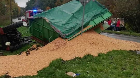 Tony ziarna na poboczu. Traktorzysta trafił do szpitala