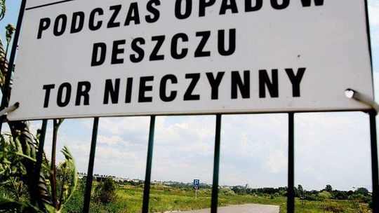 Tor rowerowy przy ul. Janowskiej zamknięty. Miliony utopione w błocie. Dosłownie