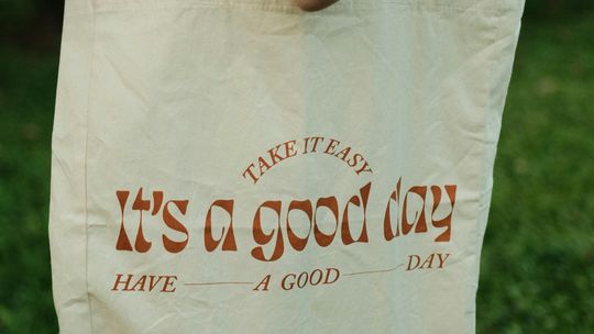 Torby bawełniane z nadrukiem - skąd się biorą i którą technologię wybrać