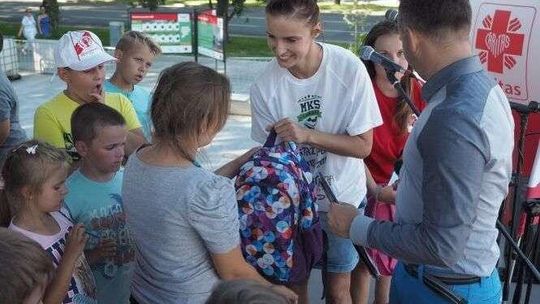 Tornistry pełne uśmiechów. Najmłodsi dostali wyprawkę od piłkarek i piłkarzy (zdjęcia)