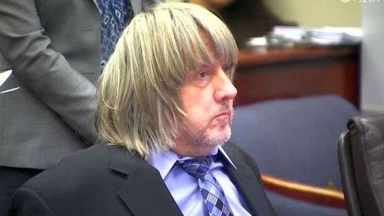 Torturowali i głodzili skute łańcuchami własne dzieci