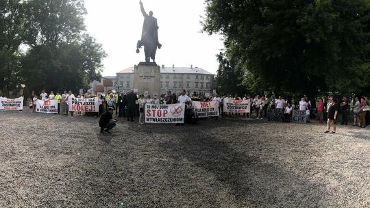 Tory do megalotniska zniszczą ich domy. Gniew okażą teraz na wielkim proteście w Warszawie