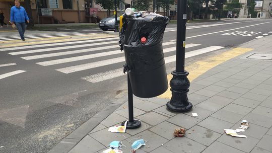 Totalnie absurdalna sytuacja. Nie brudź śmietnika, rzuć śmieci na ulicę