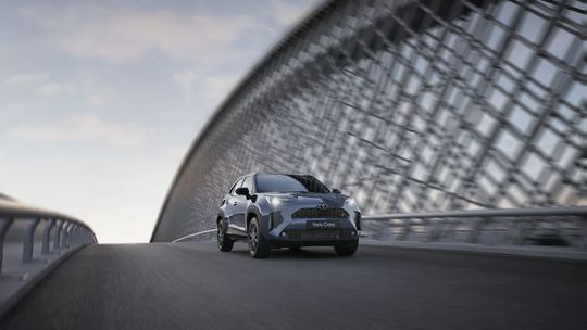 Toyota dostarczyła polskim ponad 50 tysięcy hybrydowych Yarisów Cross. Miejski crossover, który jest europejskim bestsellerem marki i liderem segmentu B-SUV, zawdzięcza swoją popularność modnej stylistyce, wyposażeniu oraz oszczędnym hybrydom o mocy 116 KM lub 130 KM.
