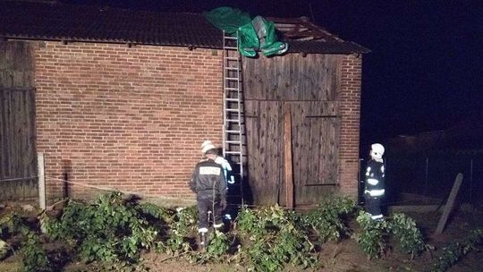 Trąba powietrzna na terenie powiatu kraśnickiego? Wiatr zerwał część dachu
