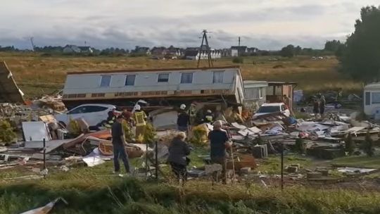 Trąba powietrzna w Ustroniu Morskim. Są ranni i zniszczone domy [wideo]
