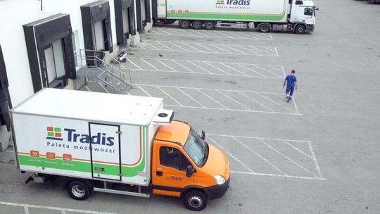 Tradis zwalnia pracowników, choć firma przynosi zyski