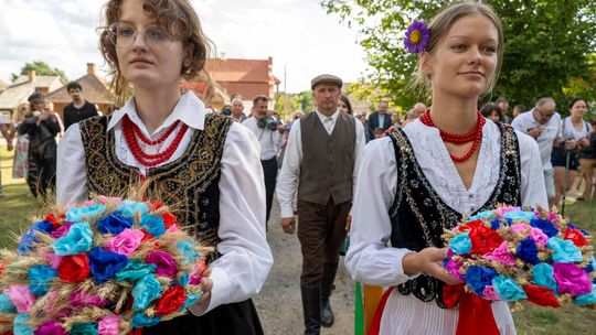 Tradycyjny korowód i podziękowanie za plony. W lubelskim skansenie pokazali jak wyglądały dożynki