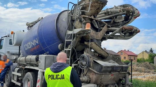 Tragedia na budowie domu. Operator betoniarki uciekł i szukało go 50 osób 