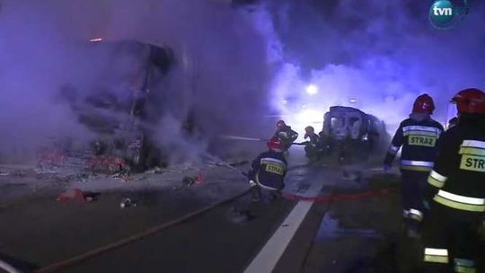 Tragedia na drodze. Auto z ludźmi spłonęło pod naczepą (wideo)