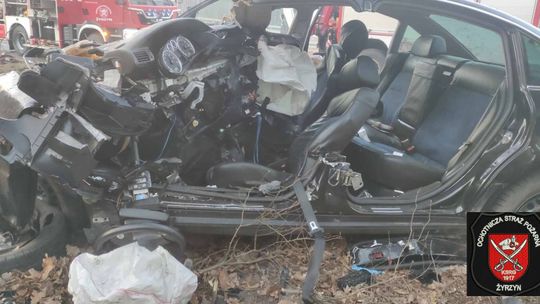 Tragedia na drodze. Kierowca uderzył w drzewo 