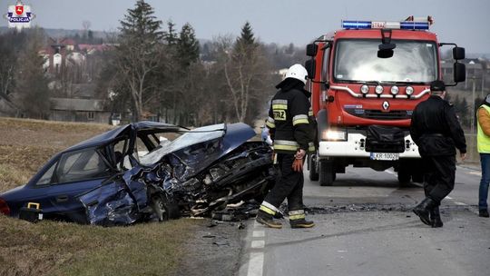 Tragedia na drodze koło Kraśnika. Nie żyje kierowca opla