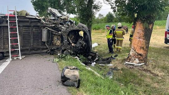 Tragedia na drodze krajowej nr 17. Ciężarówka z końmi uderzyła w drzewo