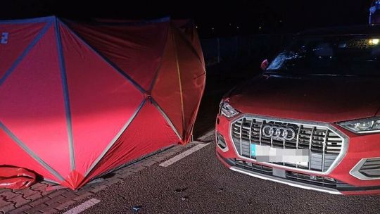 Tragedia na drodze. Szedł środkiem jezdni bez odblasków