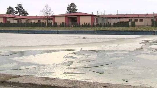 Tragedia na nieczynnym basenie. Pod nastolatkami załamał się lód