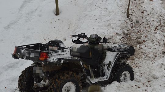 Tragedia na quadzie. Życia kierowcy nie udało się uratować Quad w zimowym lesie po zdarzeniu – pojazd unieruchomiony na śniegu