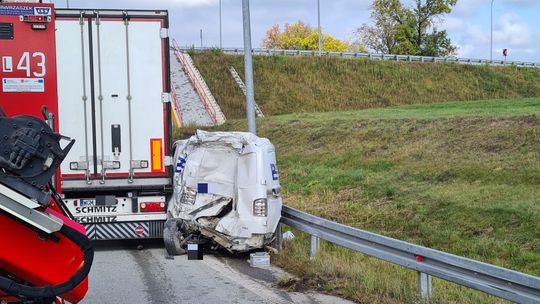 Tragedia na S17. Ciężarówka uderzyła w busa służby drogowej, nie żyje 23-latek