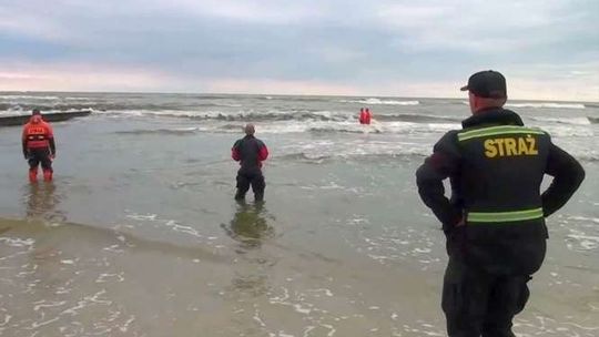 Tragedia nad Bałtykiem. Morze porwało dwie dziewczynki. Znaleziono jedno ciało