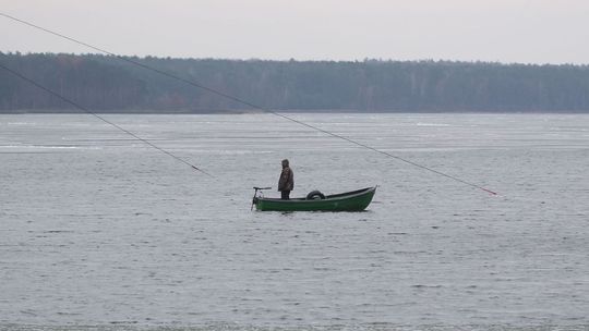 Tragedia nad Zalewem Zemborzyckim. Lód utrudnia poszukiwania drugiego wędkarza