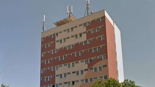 Tragedia w centrum miasta. Mężczyzna wypadł z ostatniego piętra hotelu