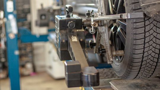 Tragedia w garażu. 20-latek zginął przygnieciony przez samochód