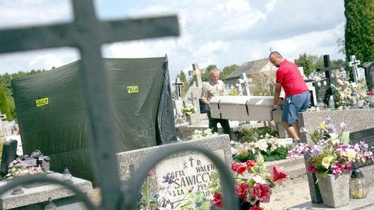 Tragedia w Łopienniku Nadrzecznym: Ksiądz podpalił się na cmentarzu