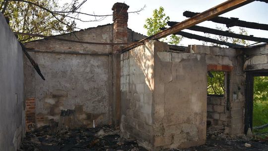 Tragedia w powiecie radzyńskim. W spalonym domu strażacy znaleźli ciało