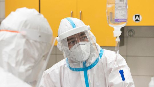 Tragiczne żniwo pandemii koronawirusa. W listopadzie zmarło niemal dwa razy więcej osób niż rok temu