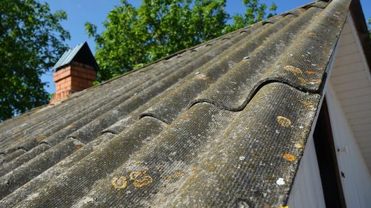 Tragiczny finał naprawy dachu. Mężczyzna spadł na beton 