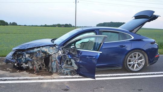 Tragiczny karambol na DW 812. Jeden z kierowców ze złamanym kręgosłupem