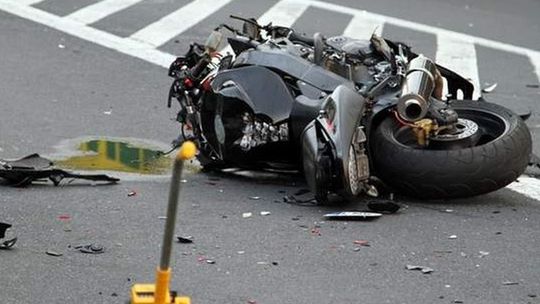 Tragiczny początek sezonu. Motocyklista zderzył się z tirem