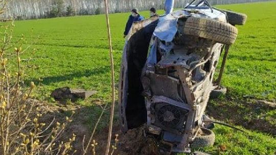 Tragiczny poranek na drodze. Kia uderzyła w słup energetyczny 