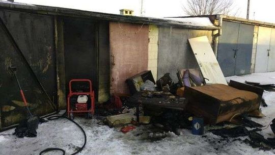 Tragiczny pożar w garażu na Bronowicach. Zginęły dwie osoby [zdjęcia]