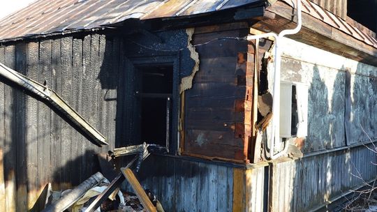 spalony dom po akcji gaśniczej