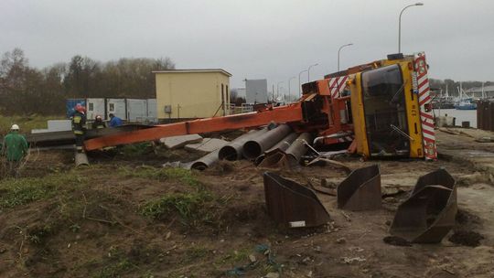 Tragiczny wypadek. Dźwig się przewrócił, operator nie żyje
