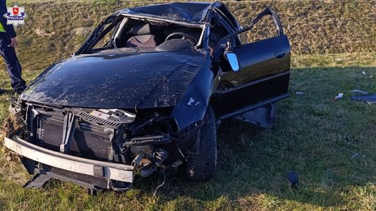 Tragiczny wypadek na DK-17 w powiecie puławskim. 23-letni kierowca zginął po tym, jak jego auto dachowało.