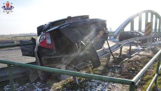Tragiczny wypadek na moście w Hrubieszowie. Auto ślizgało się po jezdni [zdjęcia]