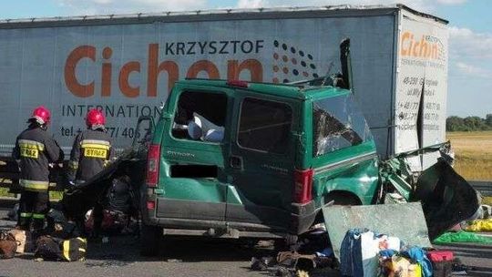 Tragiczny wypadek na obwodnicy Lublina. Zginęło 5 osób. Bus wjechał w ciężarówkę (zdjęcia, wideo)