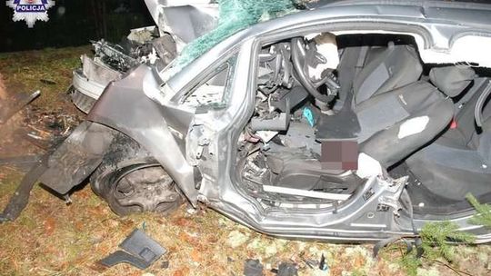 Tragiczny wypadek. Opel uderzył w drzewo, nie żyje 18-latek