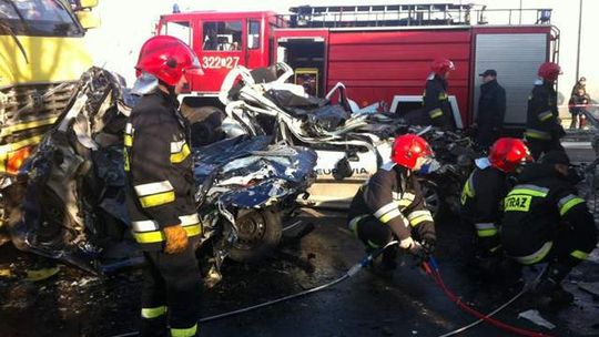Tragiczny wypadek pod Rzeszowem. Tir zmiażdżył samochody