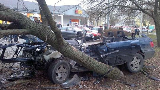 Tragiczny wypadek w Chełmie. Kierowca nie żyje, dzieci w szpitalu