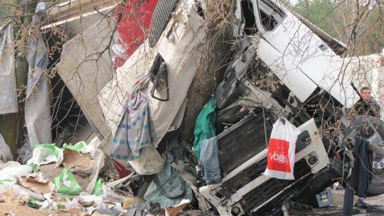 Tragiczny wypadek w Firleju: Nie żyje kierowca ciężarówki (zdjęcia)