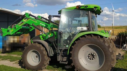 Tragiczny wypadek w gospodarstwie. Mężczyzna cofał i najechał ciągnikiem na swoją żonę