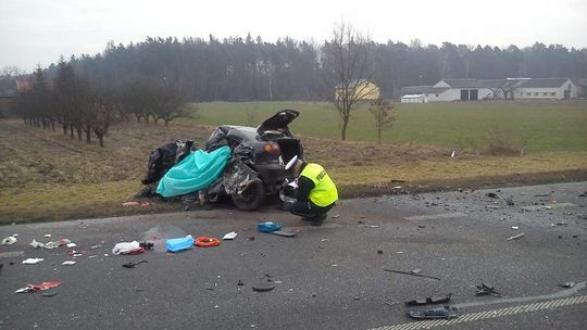 Tragiczny wypadek w Kajetanowie. Policja szuka białego samochodu