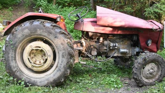 Tragiczny wypadek w lesie. Ciągnik wjeżdżał na wzniesienie i zaczął się cofać