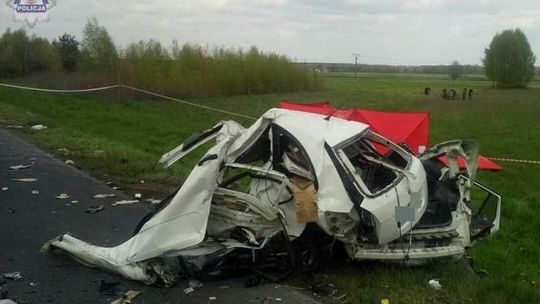 Tragiczny wypadek w Parafiance. Zderzenie ciężarówki ze skodą. Kierowca zginął